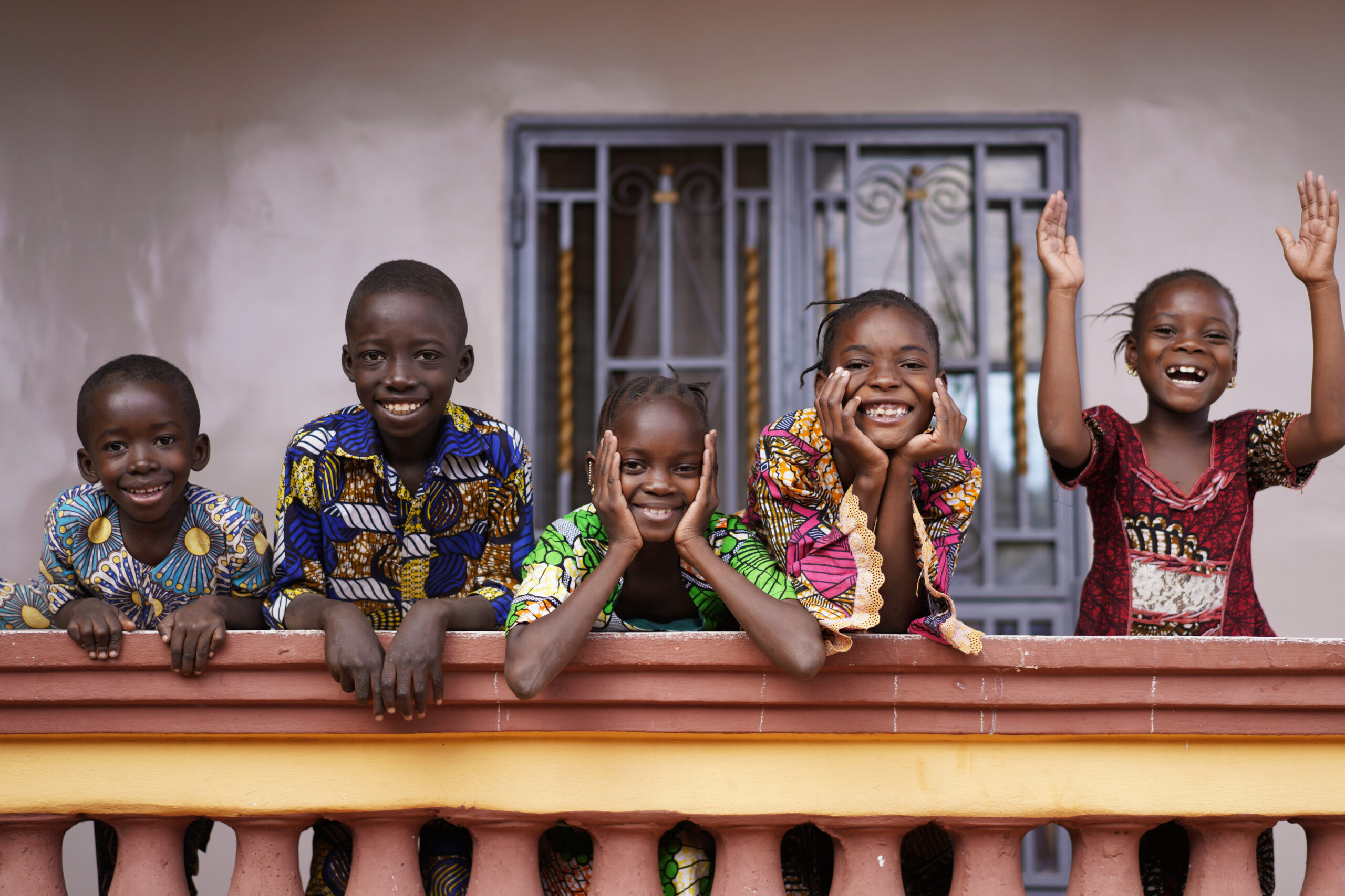 kids saying hi from a balcony