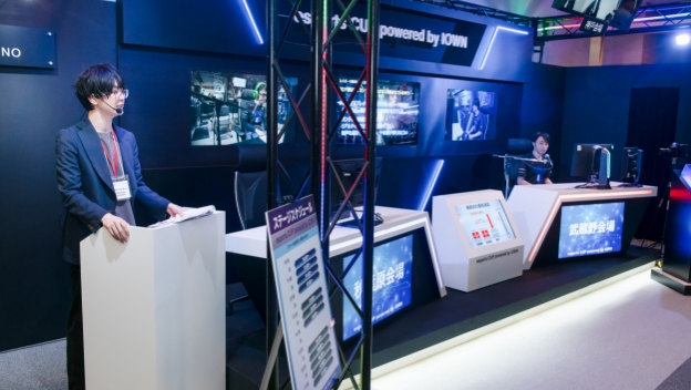 Man presenting the benefits of IOWN for esports at one of the latest editions of the NTT R&D Forum