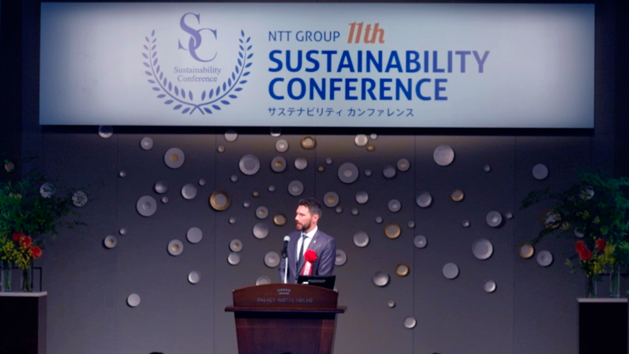 NTT DATA Belgium representative accepting sustainability award