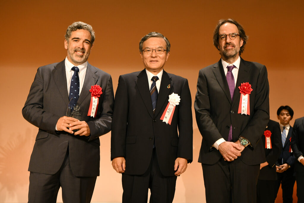 NTT DATA EMEAL MeetZero team with Akira Shimada, President and CEO of NTT, at the NTT Sustainability Conference awards ceremony
