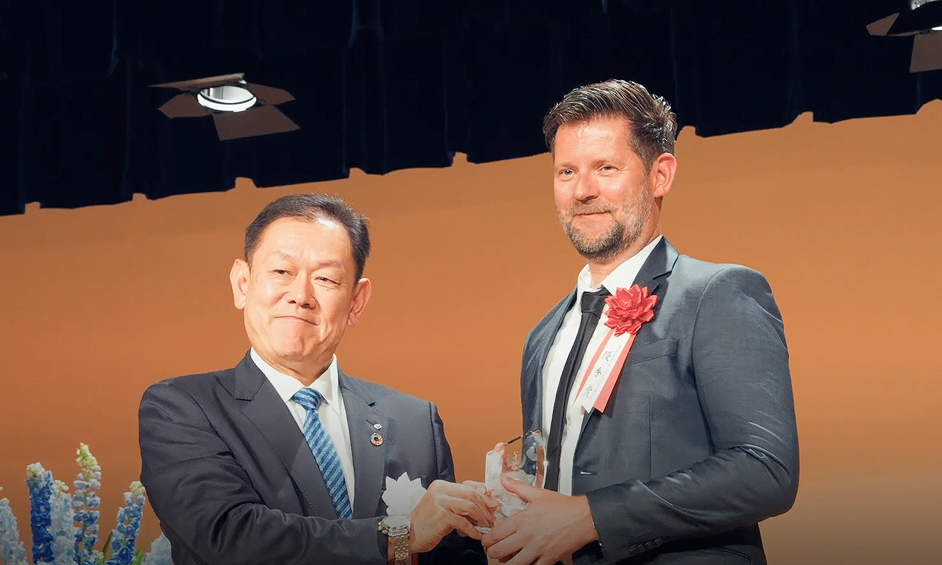 Rasmus Gade, from NTT DATA Denmark, gathering their award at the NTT Sustainability Conference